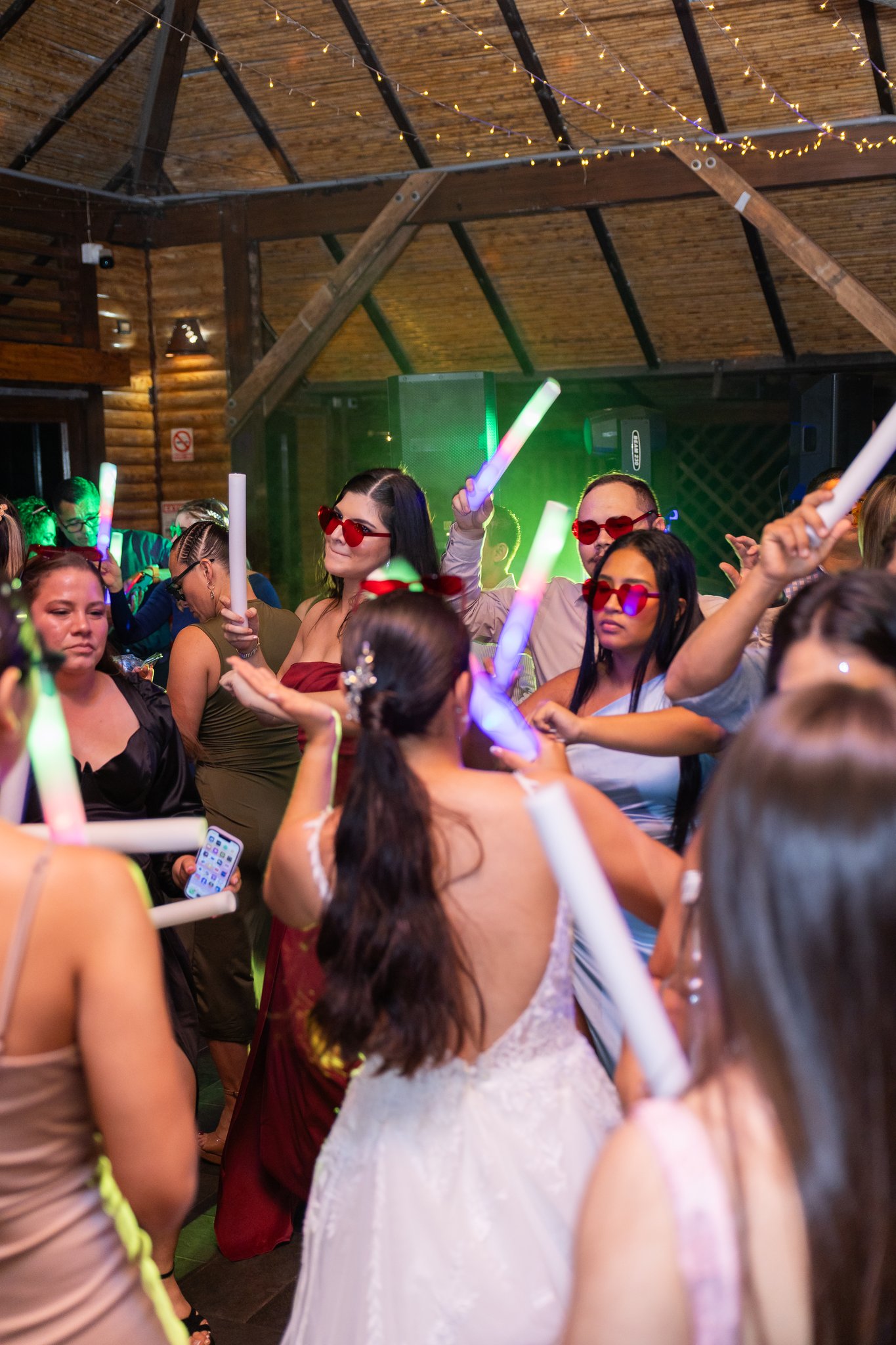 Novia bailando con sus amigas en la fiesta de boda