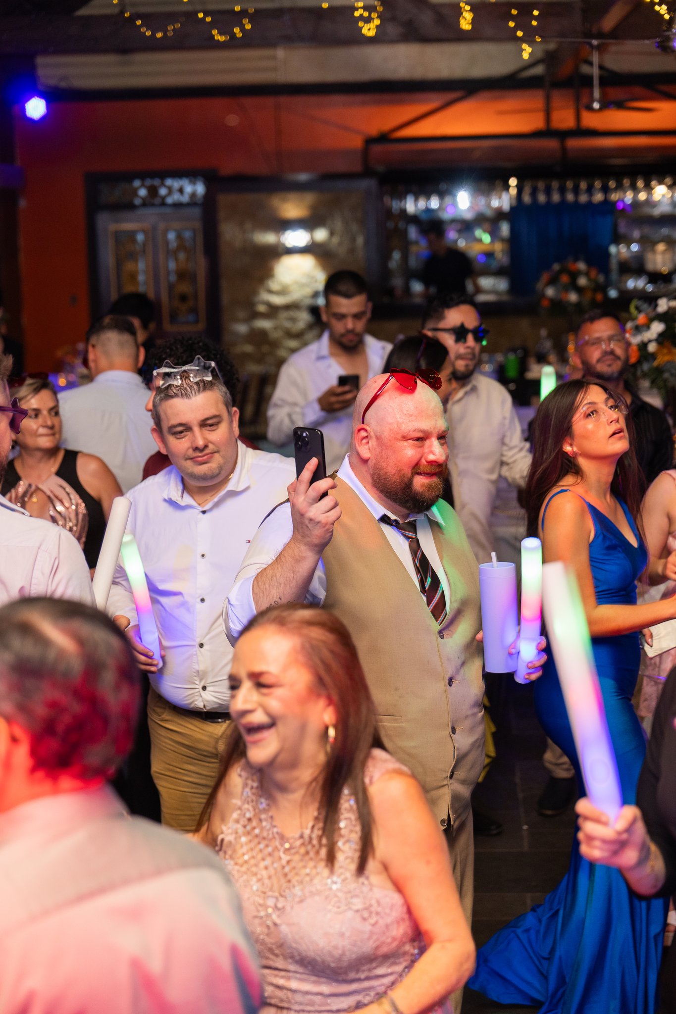 Ambiente de celebración en la recepción de boda