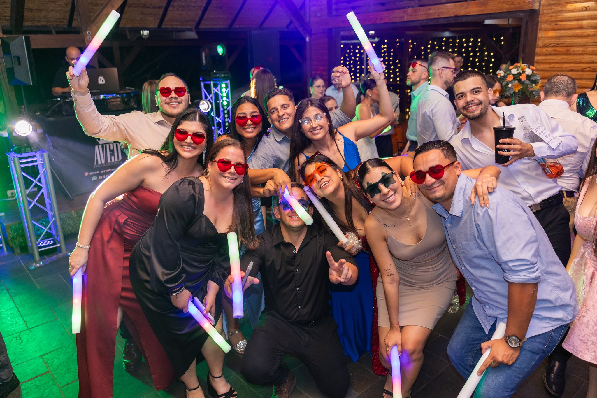 Invitados celebrando en la fiesta de boda con luces de colores