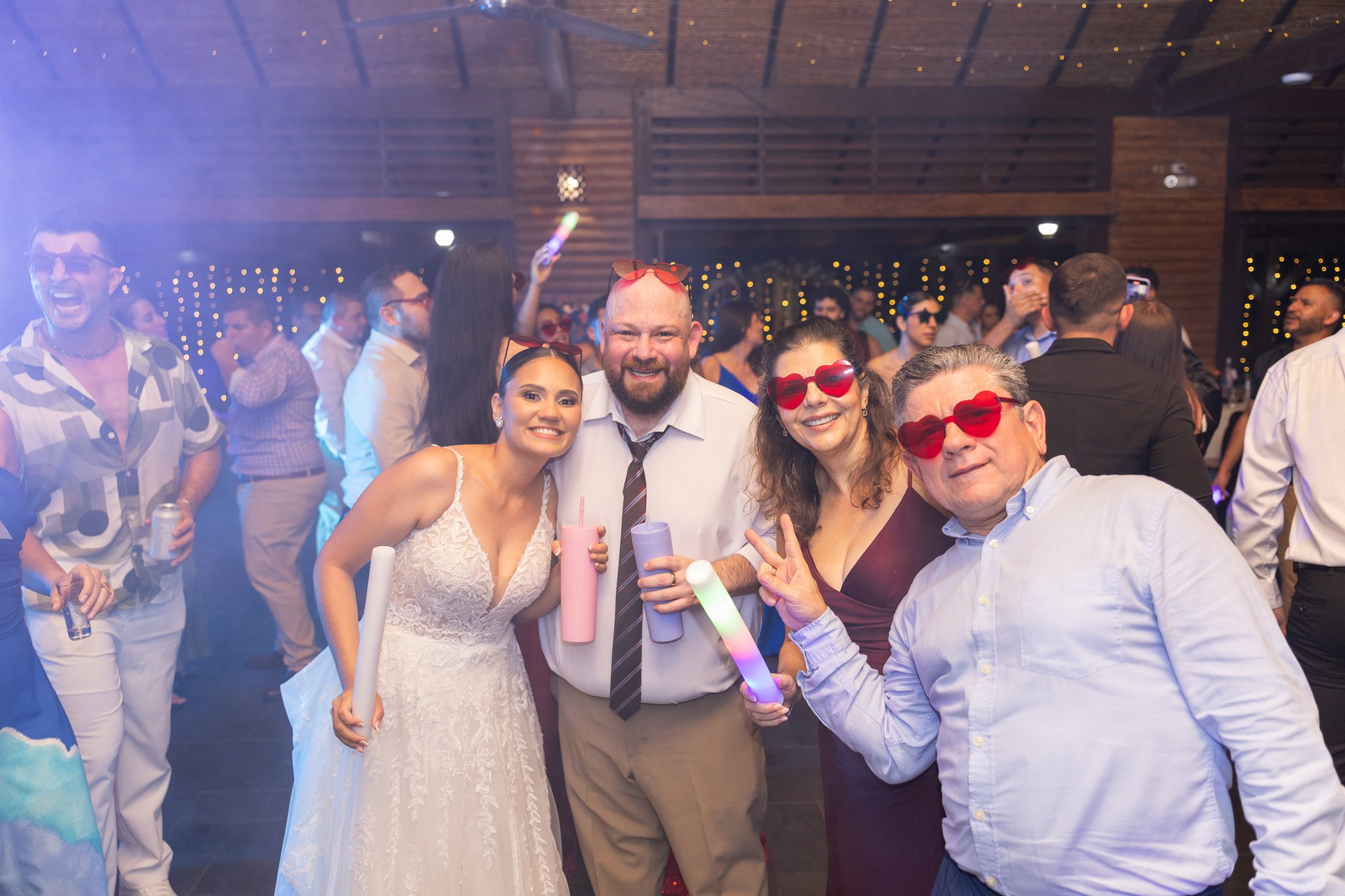 Novia compartiendo con familia y amigos en la recepción