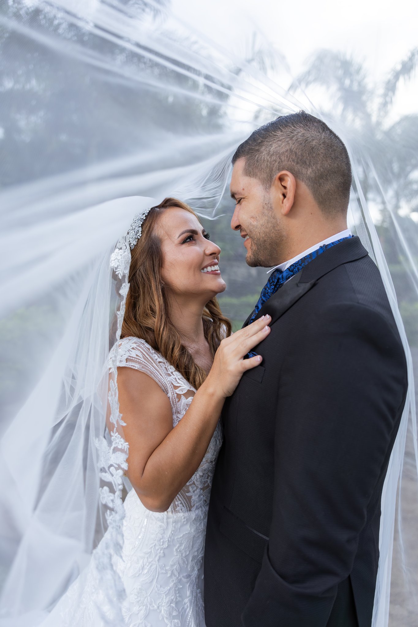 Pareja de novios bajo el velo en sesión romántica — MediaTico Estudio