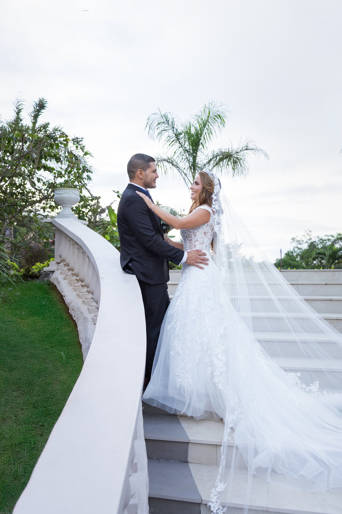 Pareja de novios en escalera con palmeras — sesión de boda en Costa Rica