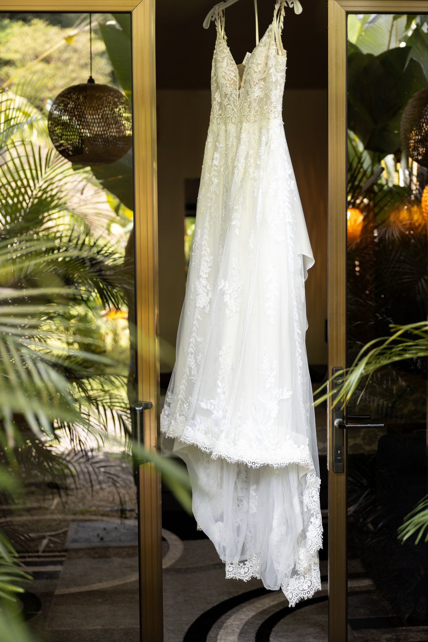 Vestido de novia colgado en ambiente tropical costarricense